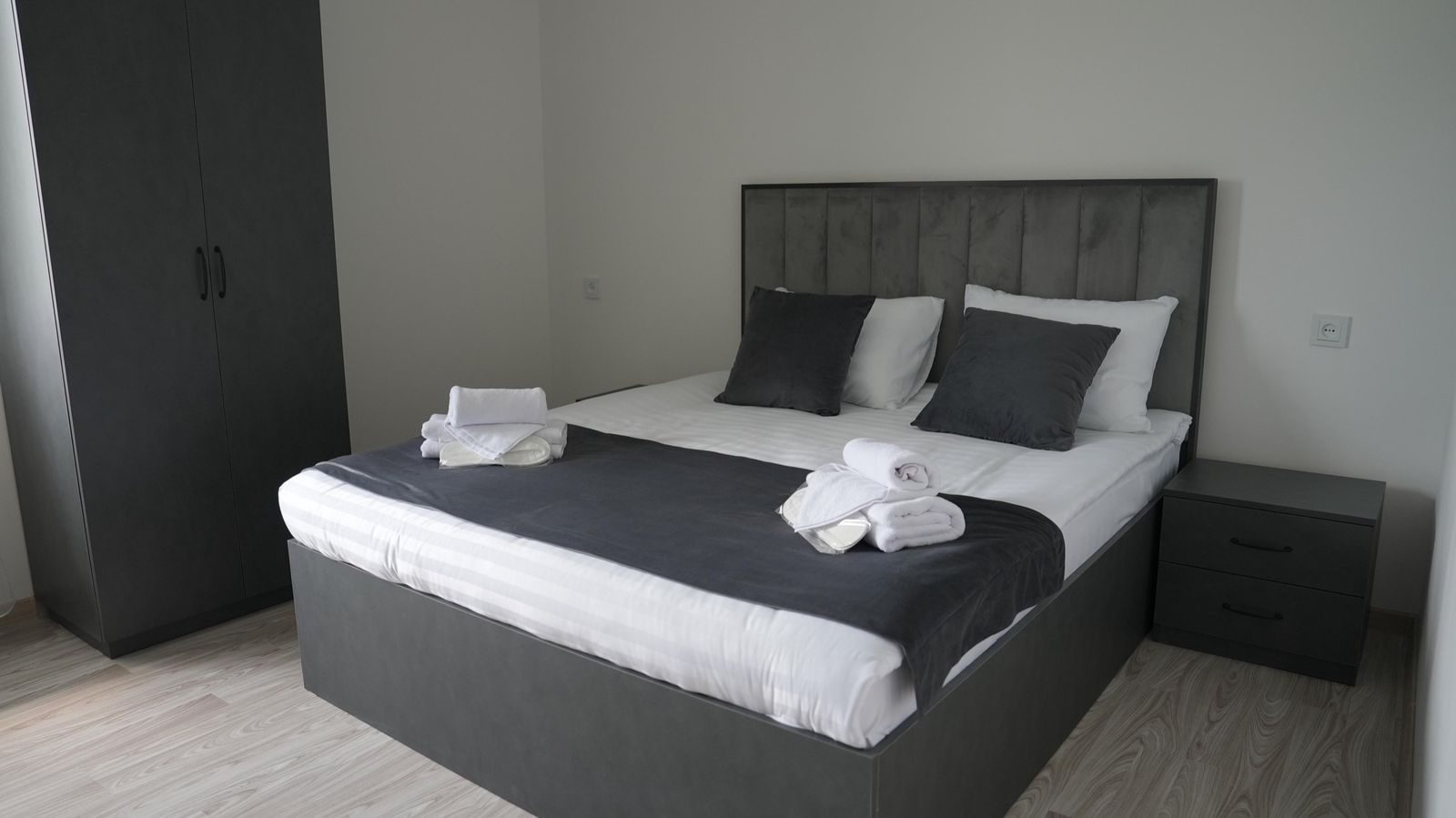 Спальня в современном коттедже Sevan Resort